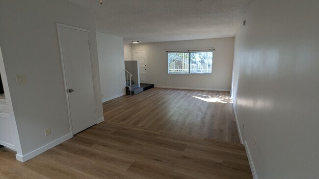 Foto del edificio - Beautifully Remodeled 2 Bed 1.5 Bath Santa...