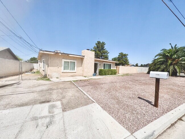 Foto del edificio - 2-bedroom, 2-bathroom Home Nestled in the ...
