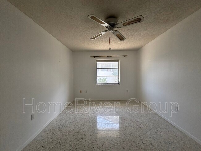 Foto del edificio - 1709 N Pebble Beach Blvd