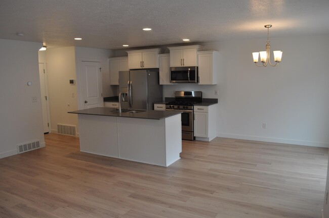 Building Photo - 14928 Messi St