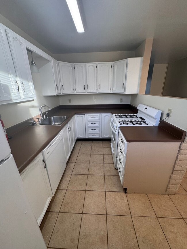 Building Photo - 3504 Oakview Dr