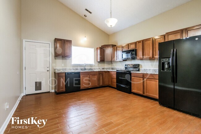 Foto del edificio - 1056 Oak Leaf Rd