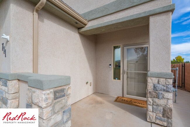 Building Photo - Beautiful townhome in desirable neighborho...