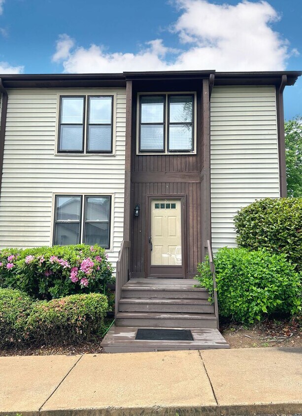 Foto principal - 3 BR 2 1/2 BA Townhome with Community Pool