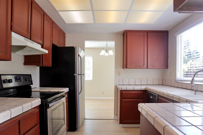 Foto del edificio - Splendid 3-bedroom home + Bonus Loft located in Fremont! – New flooring!