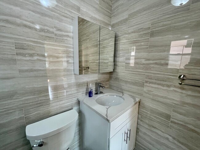 Foto del edificio - 990 E 59th St