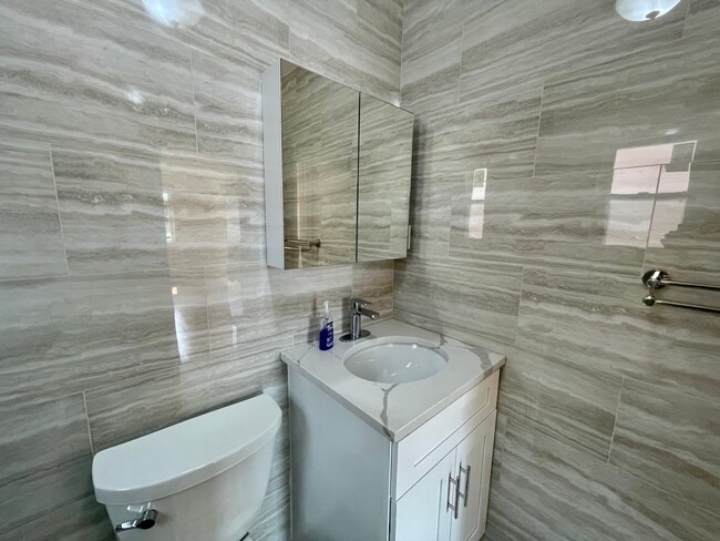 Building Photo - 990 E 59th St