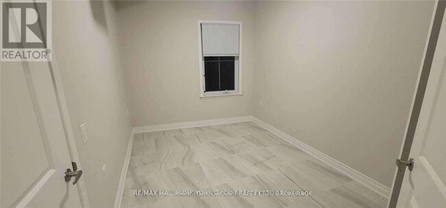 Building Photo - 32 Wellington St E