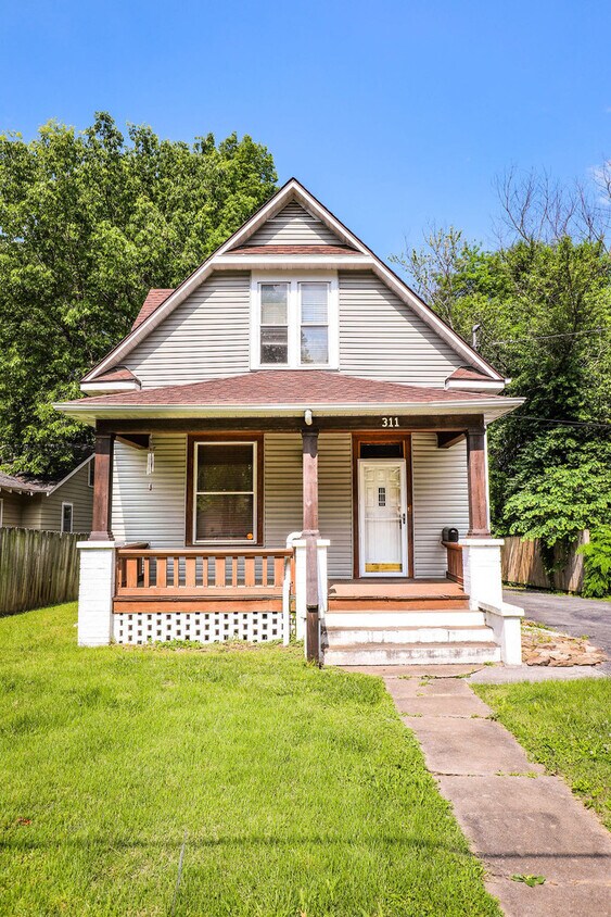 Primary Photo - **Perfectly Located 3 bed 1 bath Walking D...