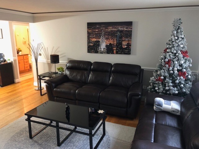 Foto del edificio - 4940 N Leonard Dr