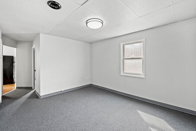Interior Photo - 412 Mill Street
