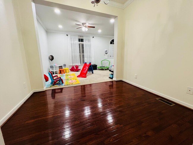 Foto del edificio - 446 Kingscote Ln