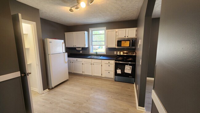Fully renovated kitchen, stainless appliances , sink and new countertops - 305 Snidow St