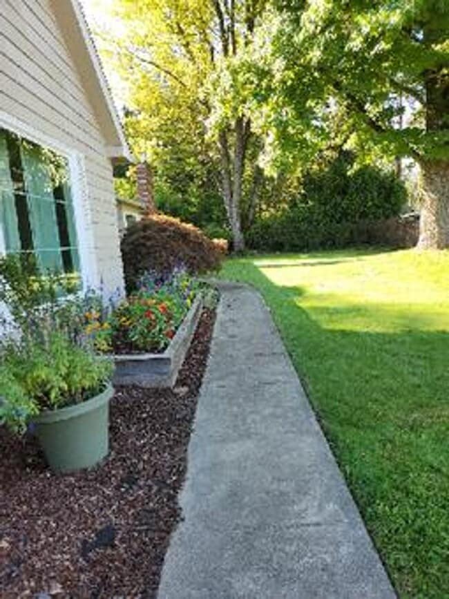 Foto del edificio - Spacious 3 Bedroom, 2 Bath Home on Private...