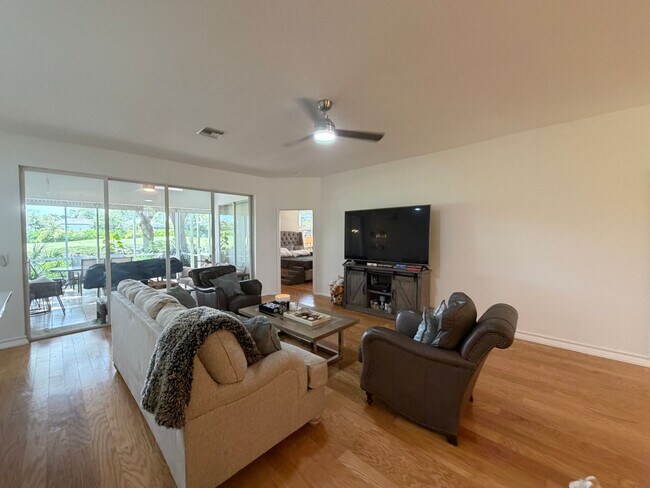 Foto del edificio - ANNUAL RENTAL - 2 BED + DEN / 2 BATH SINGLE FAMILY HOME IN HERITAGE GREENS