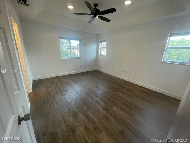 Foto del edificio - 3 br, 2 bath Townhome - 8909 SW 223rd Ter