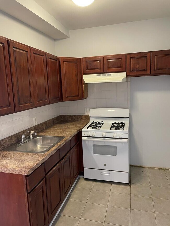 Kitchen with new appliances - 2952 Richmond Ter