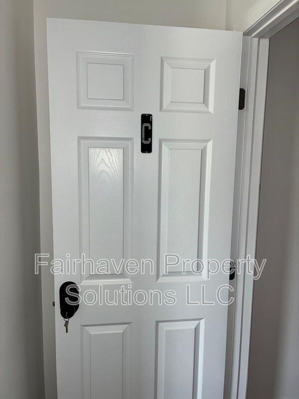 Building Photo - 2827 E 5th Ave