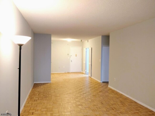 Building Photo - 45 River Dr S