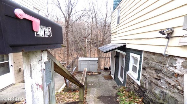 Building Photo - 215 Giles St