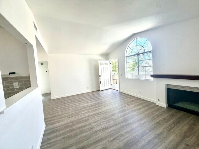 Foto del edificio - 2 Bed, 2 Bath upper end unit in Beautiful Rancho Santa Margarita