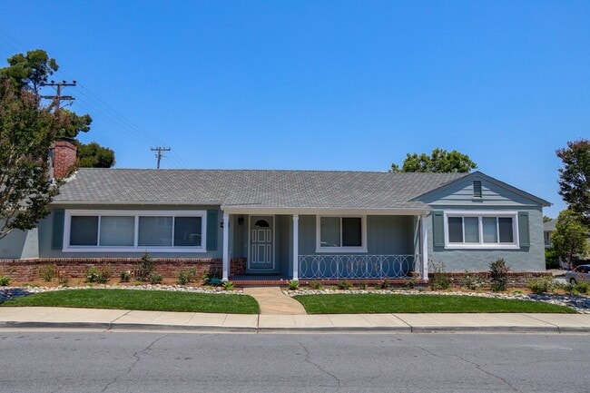 Building Photo - 4 Bed / 3 Bath Burlingame home near excell...