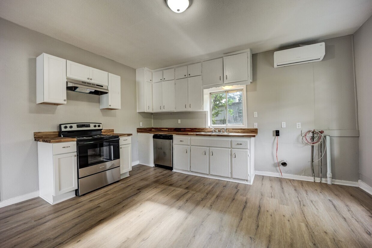 Primary Photo - Freshly Updated 2 Bedroom House