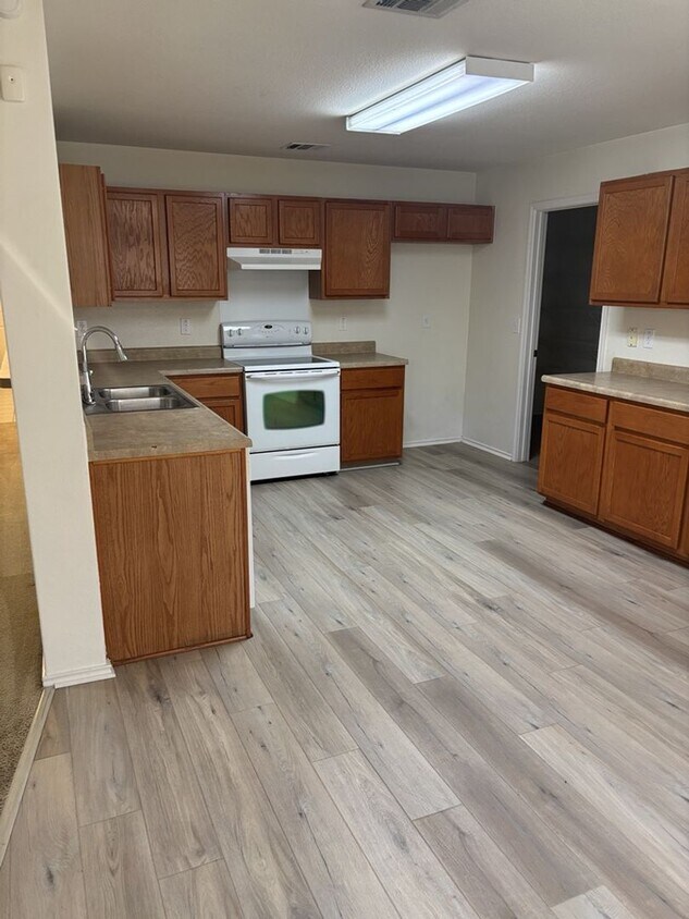 Building Photo - Beautiful 2 story home with great location to lots of attractions!