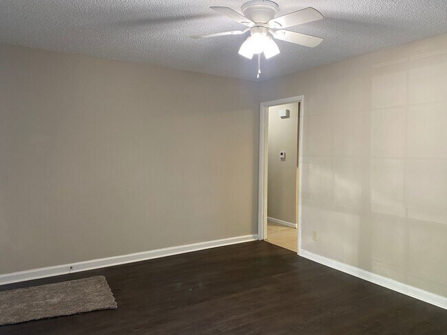 Building Photo - Dreamy 3 bedroom !