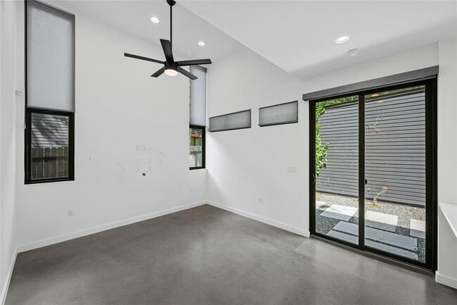 Building Photo - 2613 Zaragosa St