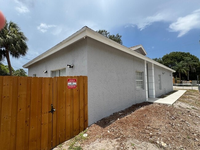 Foto del edificio - 890 NW 25th Ave