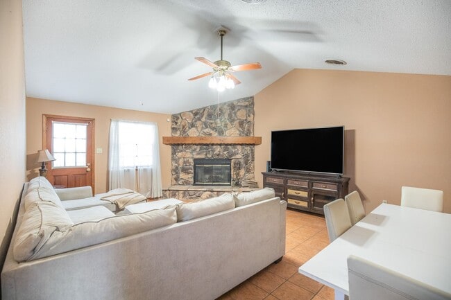 Foto del edificio - 3 Bedroom 2 Bathroom Home - Dogs Allowed & Large Backyard!