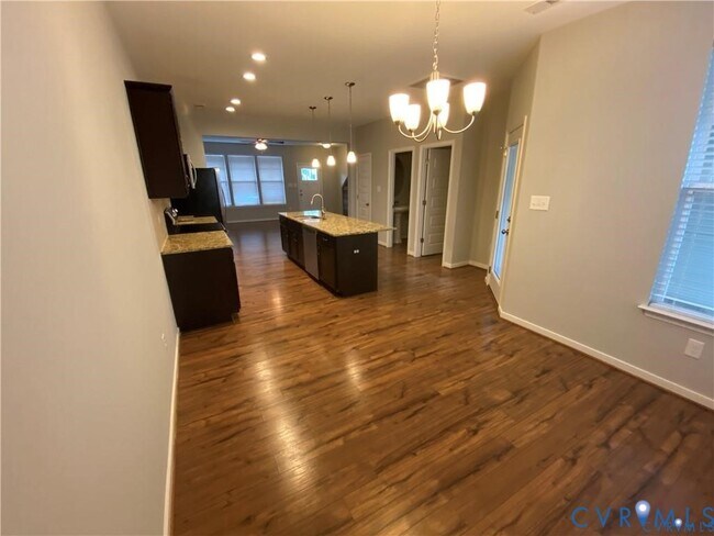 Foto del edificio - 8040 Rutland Village Dr