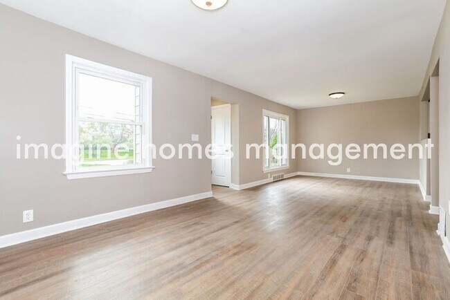 Building Photo - Stunning 3 Bedroom Home in Cleveland!