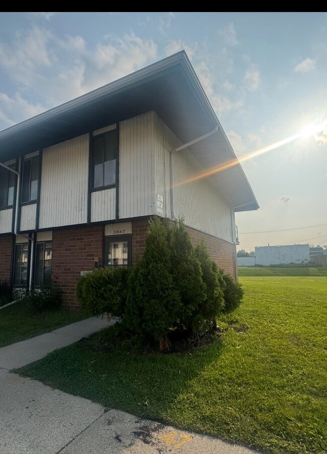 Building Photo - 3912 S Sunset Dr