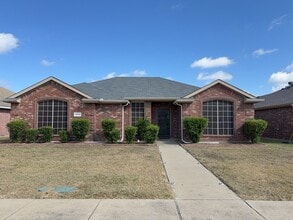 Building Photo - 2333 Cedarwood Dr