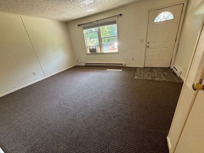 Gran sala de estar de 13 x 20 pies - 5161 NE 5th St