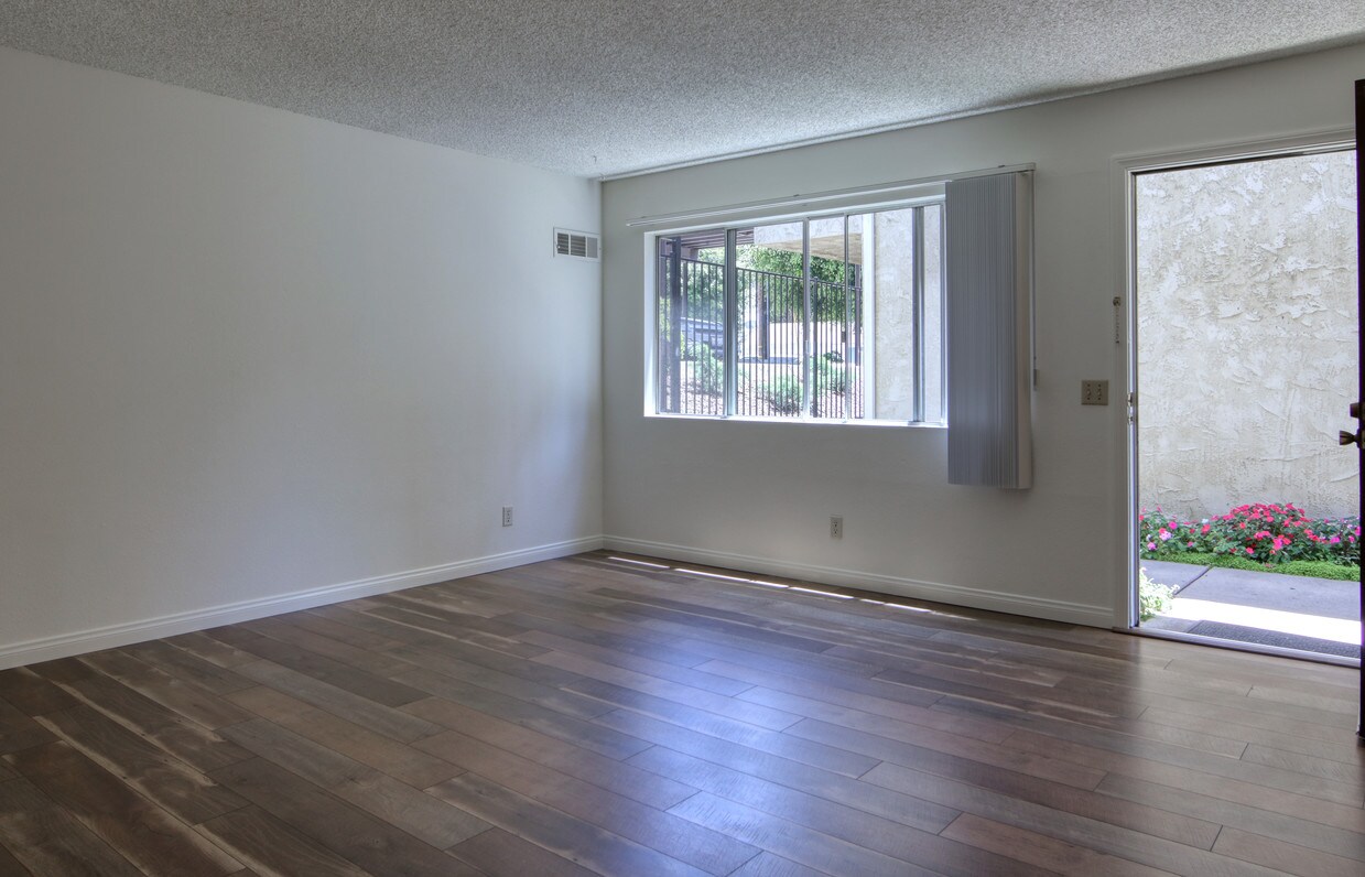 Foto principal - 60 N Laurel St