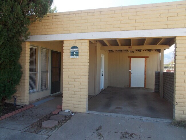 Photo - 3 Bedroom 2 bath, fenced backyard House