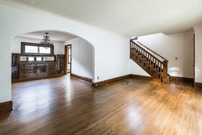 Building Photo - 308 Saratoga St S