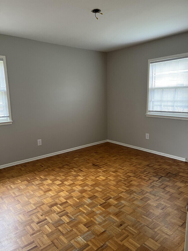 Building Photo - 2502 Tuxedo Way