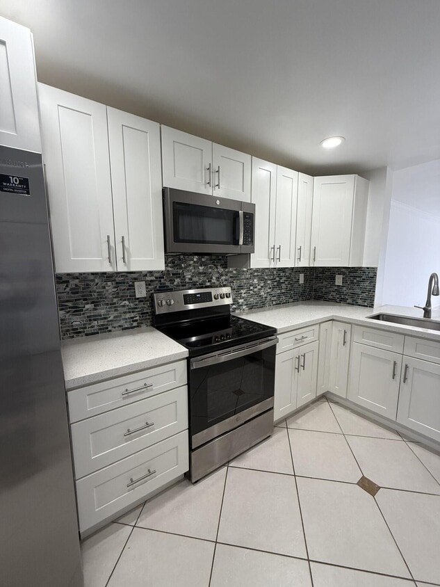 Primary Photo - 153 W Laurel Dr