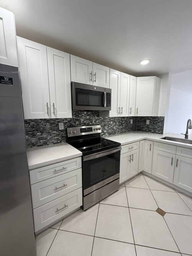 Building Photo - 153 W Laurel Dr