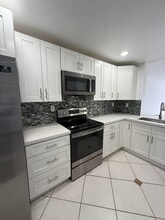 Building Photo - 153 W Laurel Dr