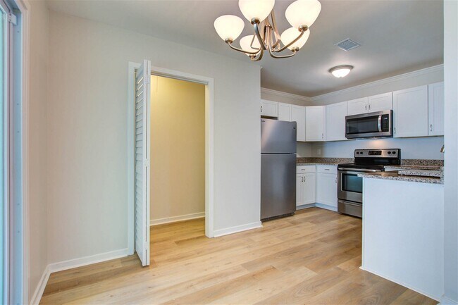 Foto del edificio - 6211 Rolling Fork Road Apt #E, North Charl...