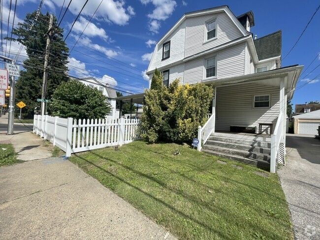 Building Photo - 825 Ardmore Ave