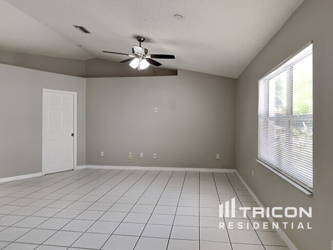 Building Photo - 32 Freeland Ln