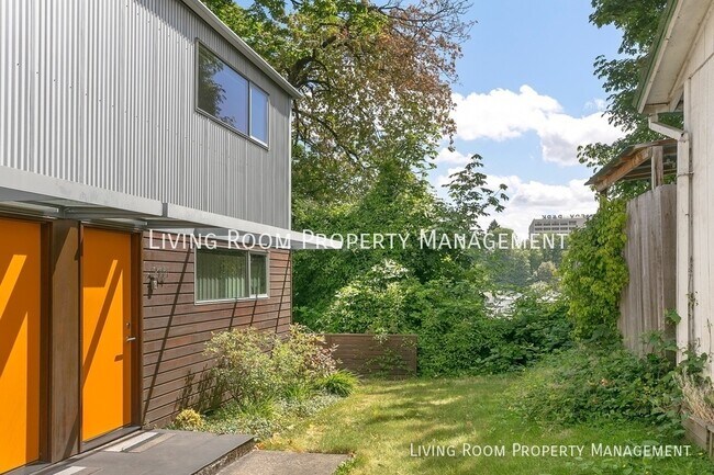 Building Photo - Modern Duplex tucked away in NW!