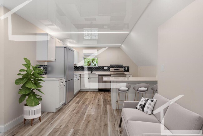 Building Photo - Newly Renovated 2 bedroom