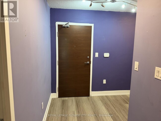 Building Photo - 10 Capreol Ct